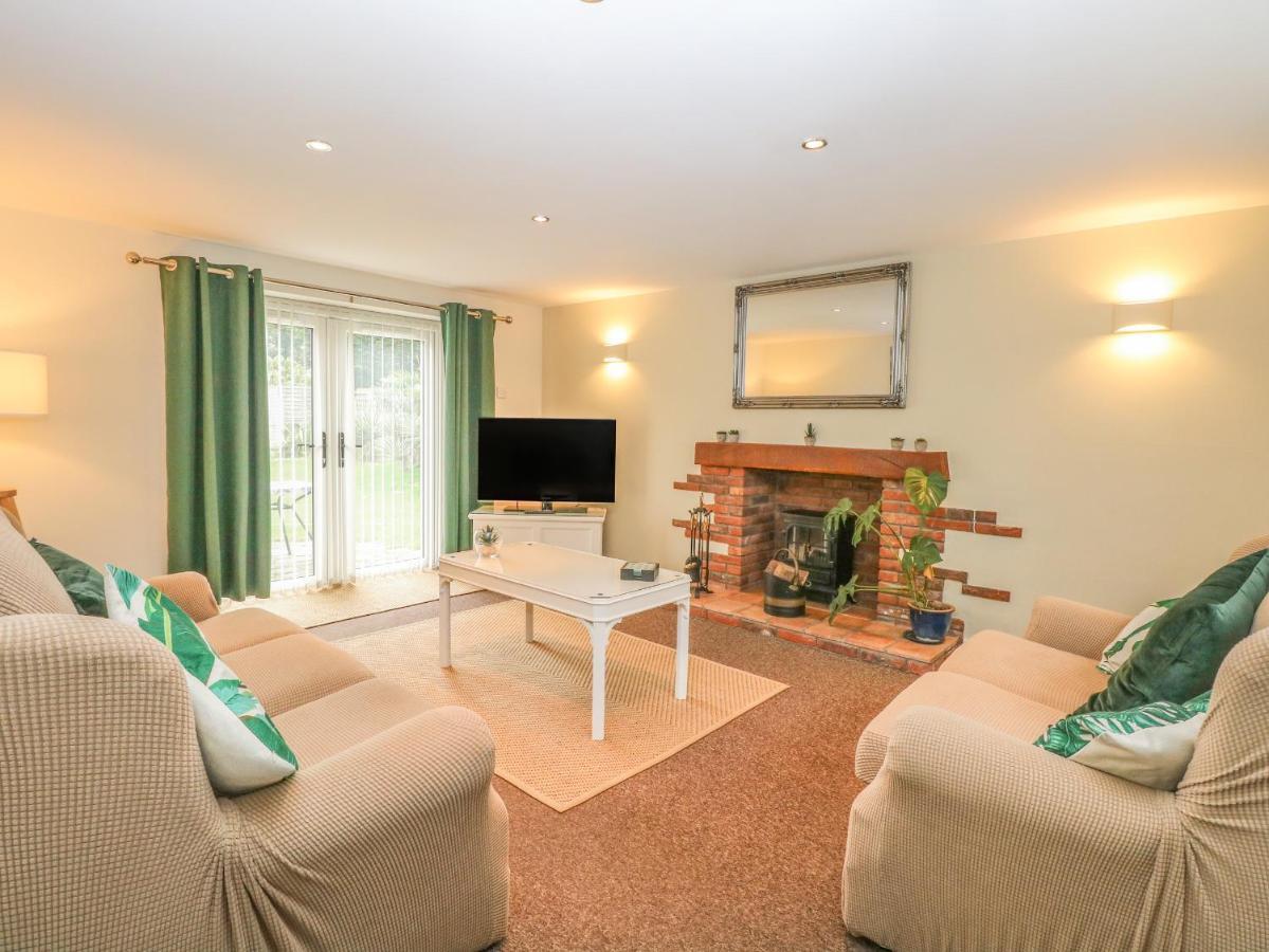 Sleepeezy Villa Kettlestone Екстериор снимка